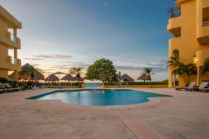 uma piscina no meio de um resort em Playa Azul Cozumel em Cozumel