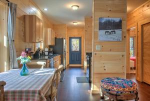 een keuken en eetkamer met een tafel in een huisje bij Baby Bear: Peaceful cabin on Bearwallow Mountain with hot tub and close to hiking! in Hendersonville
