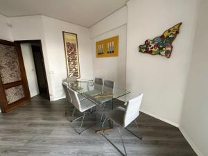 阿齊·卡斯特羅的住宿－Diego's House，一间设有玻璃桌和椅子的用餐室