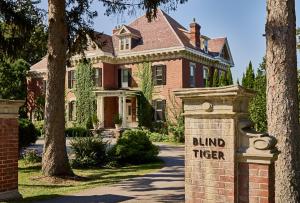 une maison en briques avec un signe tigre aveugle devant elle dans l'établissement Blind Tiger Burlington, à Burlington