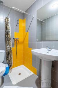 W łazience znajduje się umywalka, toaleta i lustro. w obiekcie Inftour Medici Apartamento w mieście Calpe
