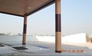 vistas a un edificio con un poste grande en HOTEL MARIYA INTERNATIONAL en Bodh Gaya