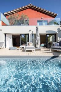 uma villa com uma piscina e uma casa em GROUND FLOOR VILLA GRAZIELLA 200 M FROM THE BEACH em Èze