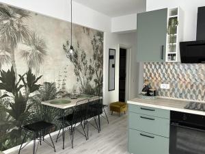 - une cuisine avec une table et des chaises dans la chambre dans l'établissement Eucalyptus Apartament, à Braşov