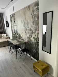 - une salle à manger avec une table et des chaises dans l'établissement Eucalyptus Apartament, à Braşov