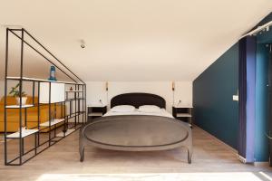 1 dormitorio con 1 cama y escalera en Hostel StepIn, en Kutaisi