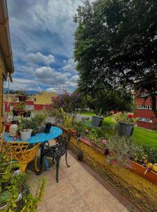 波哥大的住宿－Casa feliz，一个带桌子和一束植物的庭院