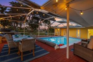 Piscina de la sau aproape de Waterfront! Oversize Corner Yard, Dock w/lift, Hot Tub & Pool - Villa Tropical Calusa - Roelens