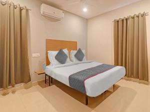 ein Schlafzimmer mit einem großen Bett in einem Zimmer in der Unterkunft Townhouse 1202 White Ridge KPHB OPP JNTU in Kukatpally