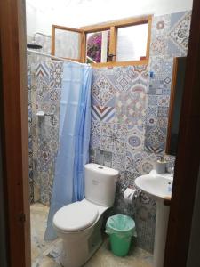 La salle de bains est pourvue de toilettes et d'un lavabo. dans l'établissement CABAÑA LOS JUANES, à Sutamarchán