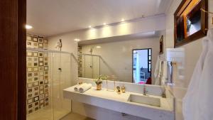 ein Badezimmer mit einem Waschbecken und einem großen Spiegel in der Unterkunft Gbsitio in Brasilia