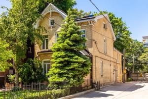 un edificio de ladrillo con un árbol delante de él en Sweet Home en Toronto