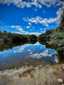 ein Fluss mit einem Spiegelbild des Himmels im Wasser in der Unterkunft Hotel Engatama in Moniquirá