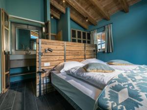 una camera con un grande letto con testiera in legno di Chalet Schneelöwe XL a Leogang