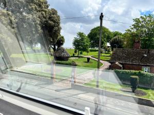 Blick auf ein Haus aus dem Fenster in der Unterkunft The Goodlife Guesthouse in Harwich