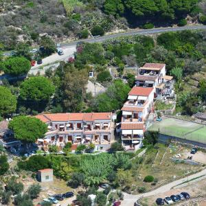 an aerial view of a house with a tennis court at Hotel Baia Imperiale in Campo nell'Elba