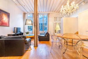 Duran Duran في باريس: غرفة معيشة مع طاولة وأريكة