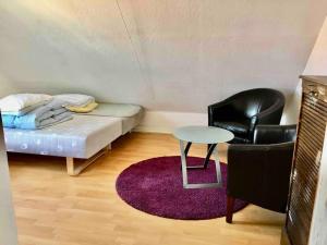 um quarto com um sofá, uma cadeira e uma mesa em Nordsoe Housing-Rørby Kalundborg em Kalundborg