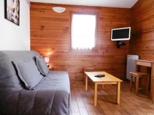 um quarto com uma cama, uma televisão e uma mesa em La bourdaine em Brocas