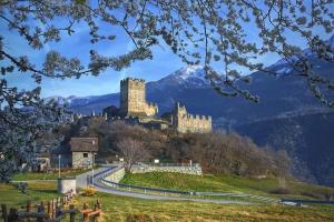 Un castillo en la cima de una colina con un camino en Appartamento di montagna LO GROP, en Chambave