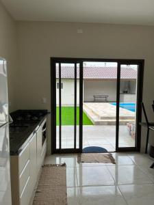 Køkken eller tekøkken på Com piscina. Casa para família.