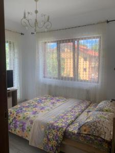 Ένα ή περισσότερα κρεβάτια σε δωμάτιο στο B House Bușteni