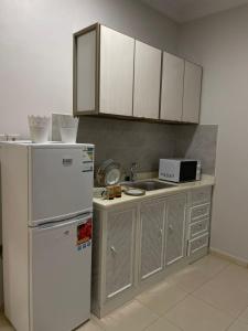 A kitchen or kitchenette at شقه راقيه سويت قريبه من المسجد النبوي تتسع لاربع اشخاص