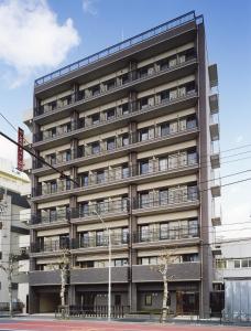 un edificio alto con balcones a un lado. en Hotel Palace Japan, en Tokio