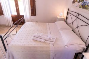 Masseria Caliani في بورغوني: سريرين في غرفة نوم وعلبتين عليها