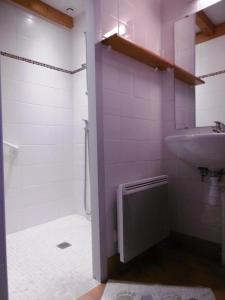 uma casa de banho com um lavatório e um chuveiro em La callune em Brocas