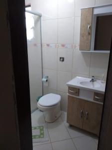 Casa com suite e piscina apenas nos meses de 20 dezembro a 15 de março في ريو غراندي: حمام مع مرحاض ومغسلة