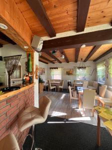 Satow的住宿－Pension 3 Ferienhof Hanstorf，一个带木制天花板的用餐和客厅