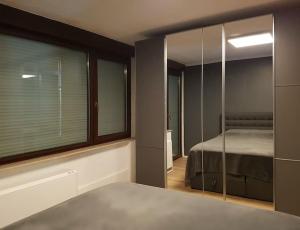 1 dormitorio con cama y ventana grande en Studio Nähe Flughafen-Messe Stuttgart en Filderstadt