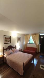 um quarto com uma cama grande e uma janela em Hotel Silvia by Destino Pacifico em Silvia