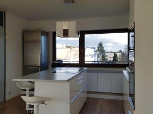 a kitchen with a counter and a large window at Studio Nähe Flughafen-Messe Stuttgart in Filderstadt