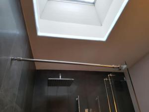 a skylight in a bathroom with a shower at Studio Nähe Flughafen-Messe Stuttgart in Filderstadt