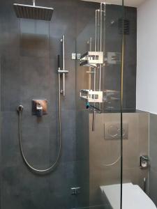 y baño con ducha y lavamanos. en Studio Nähe Flughafen-Messe Stuttgart en Filderstadt