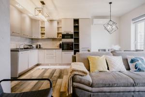 un soggiorno con divano e una cucina di LA88 Bayview Apartment III a Sliema