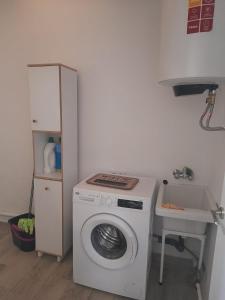 eine Waschmaschine in einem Zimmer mit Waschbecken in der Unterkunft Paisaje Príncipe in Alcantarilla