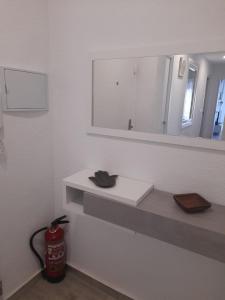 ein Bad mit einem Waschbecken und einem Spiegel in der Unterkunft Paisaje Príncipe in Alcantarilla