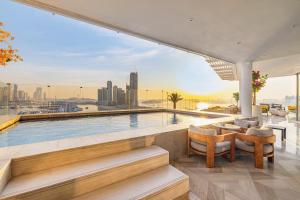 una piscina en la azotea de un edificio en FIVE Palm Jumeirah 2BR Luxury Penthouse , Full Marina See View with Private Pool, en Dubái