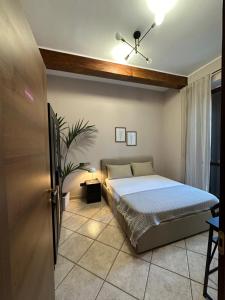 1 dormitorio con cama y techo en Bed & Breakfast Federico II, en Barletta