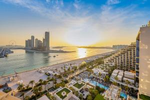 Una vista aérea de una ciudad con playa y edificios. en FIVE Palm Jumeirah 2BR Luxury Penthouse , Full Marina See View with Private Pool, en Dubái