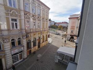 widok na ulicę w mieście z budynkami w obiekcie LOFT HOUSE APARTMENTS w mieście Przemyśl