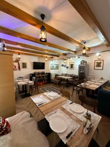 a dining room with tables and chairs in a room at Chestnut Hill in Kolgecaj