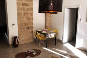 パレルモにあるTeatro e Mercato -Art Apartmentのダイニングルーム(テーブル、黄色い椅子付)