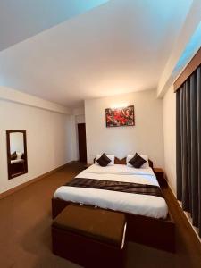 Habitación de hotel con cama y ventana en Mayel-Lyang Residency en Gangtok