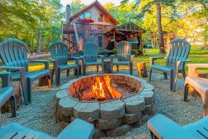 レイク・ハーモニーにあるSauna and 2-Story Deck Luxe Poconos Chaletの家の前に椅子とテーブルが置かれた焚き火台