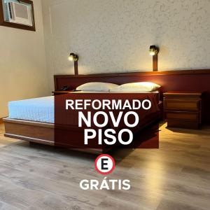 a bed with a sign that says reinomo novo pizza at Blumenau Tower by Castelo Itaipava in Blumenau
