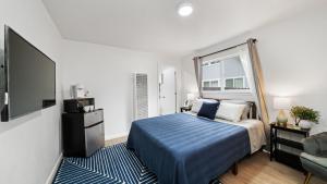 a bedroom with a bed and a flat screen tv at Adventure Lodge in South Lake Tahoe